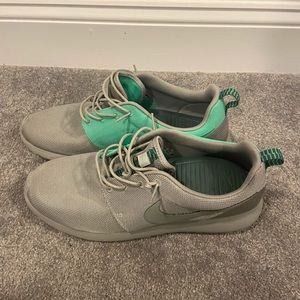 Nike roshe run split package size 12 barely worn